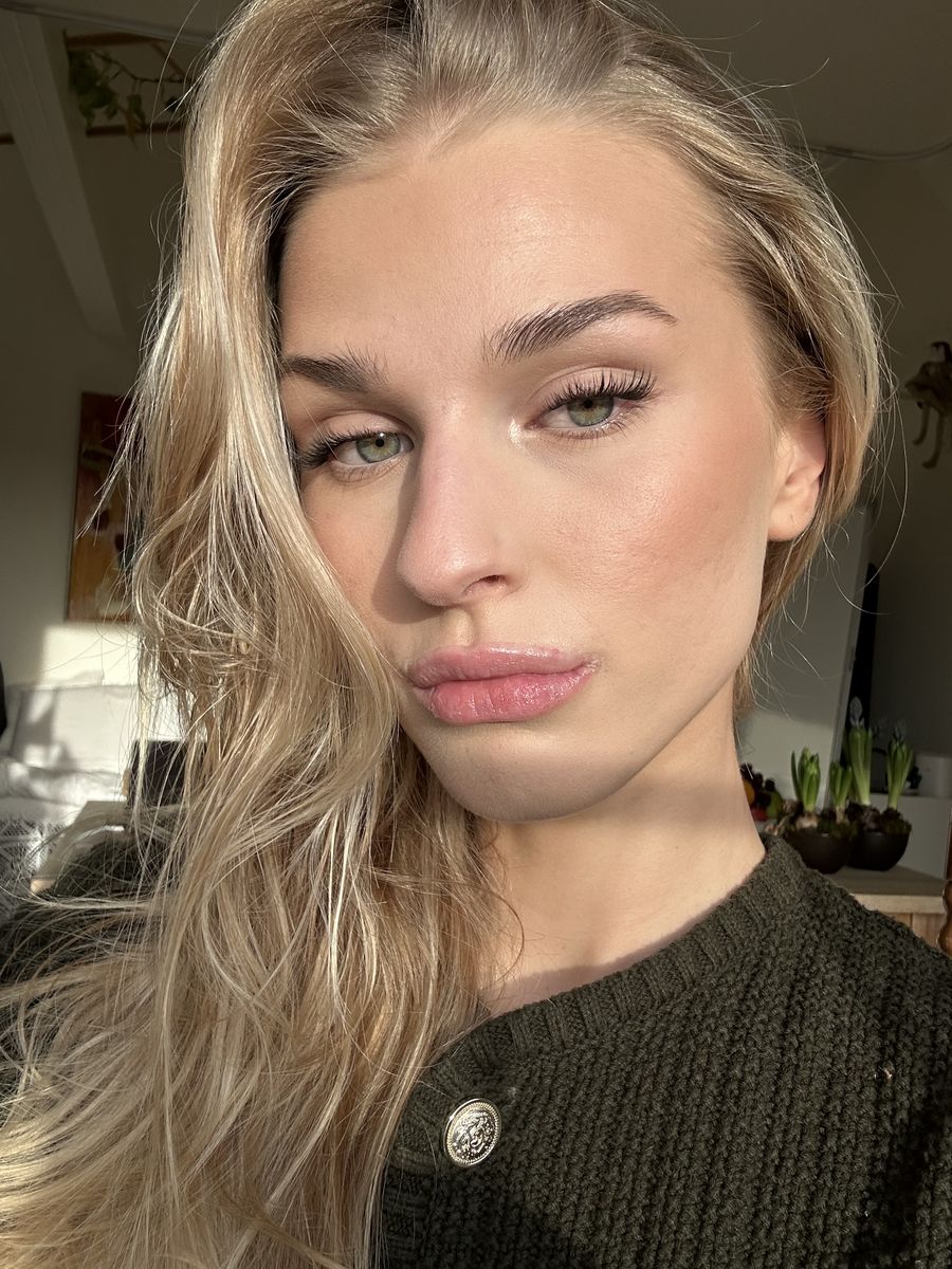 Cosnetic portrait in window light