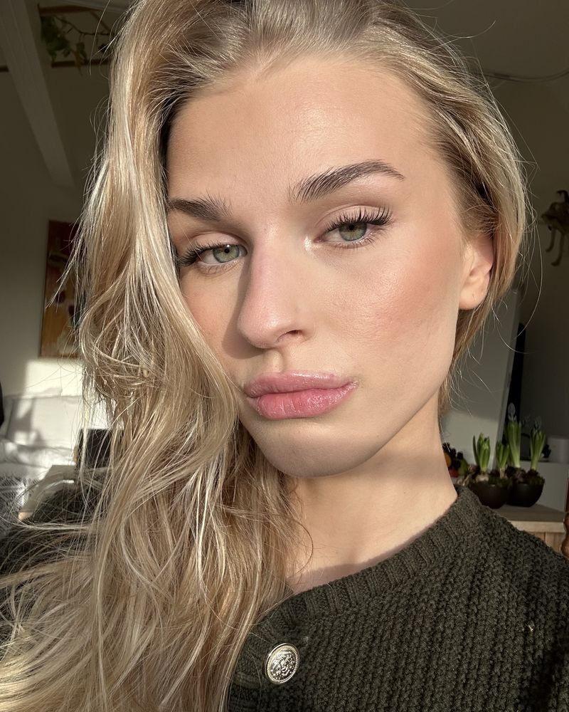 Cosnetic portrait in window light
